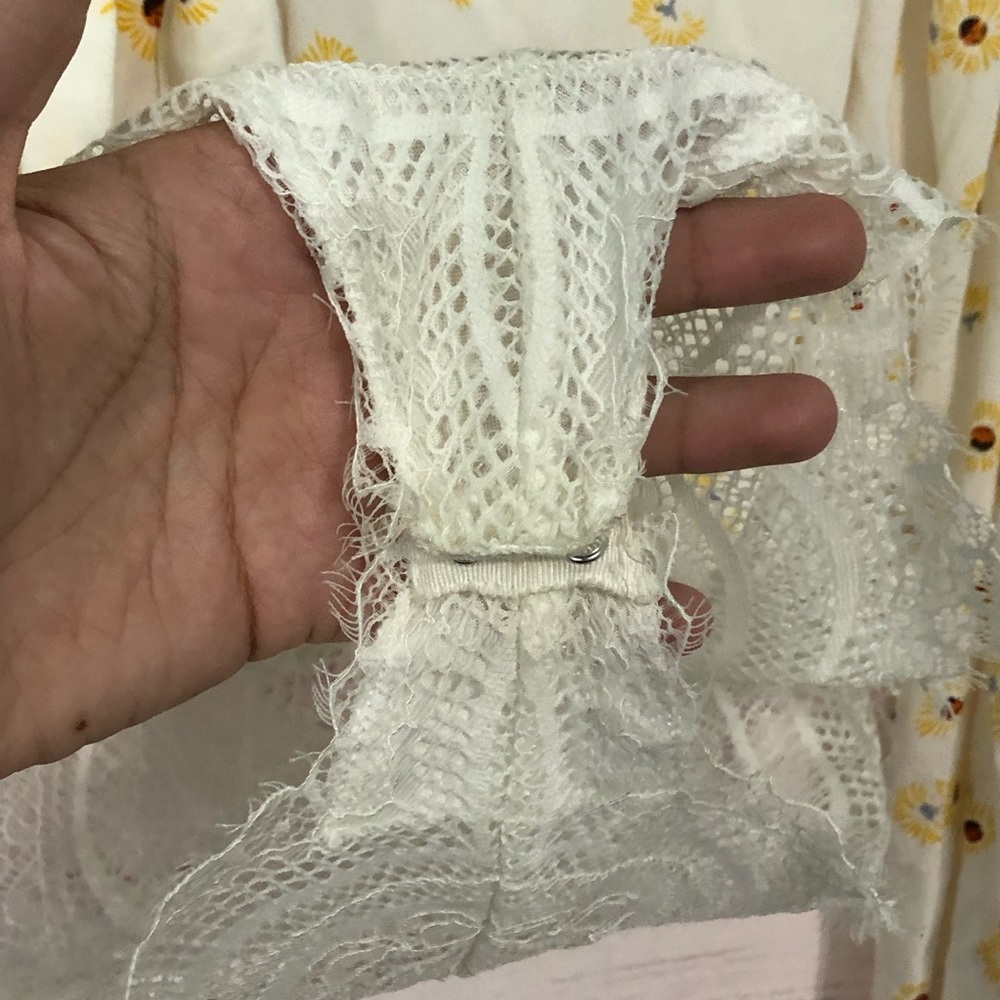 Forties Feels Daisy Print Bell-Sleeve Floral Bodysuit - Picture 11 of 14